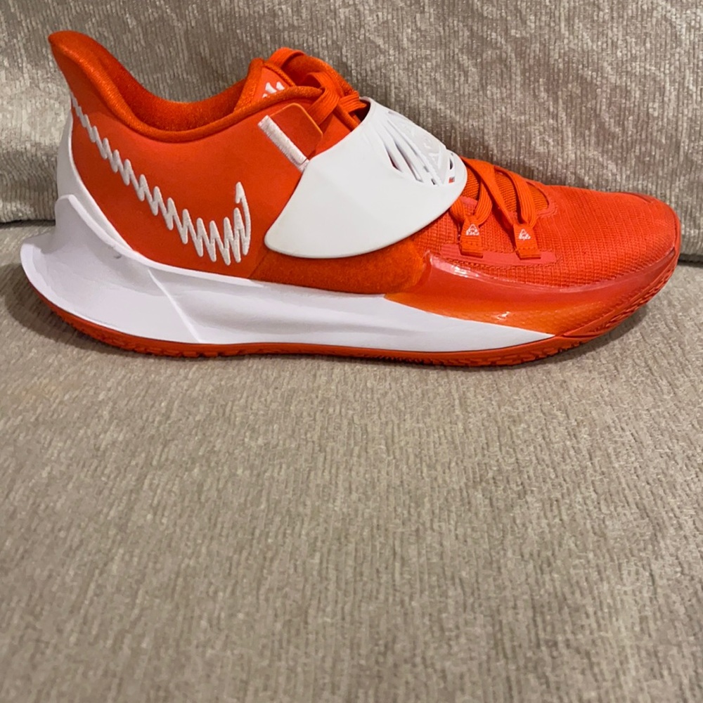 Rare Nike kyire Irving basketball shoe